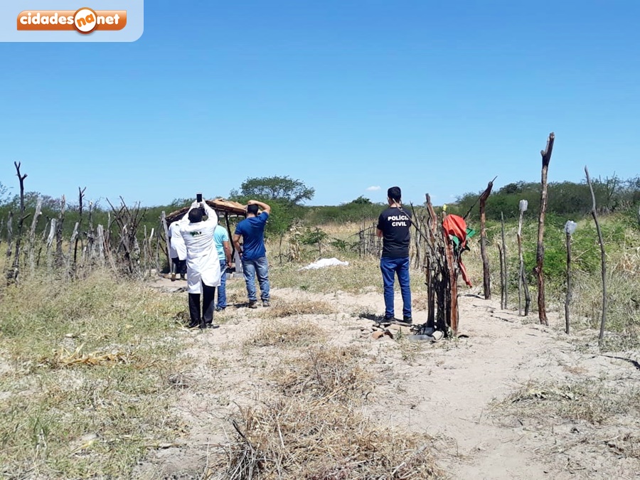 Corpo da vítima foi encontrado pela própria mãe dentro da propriedade